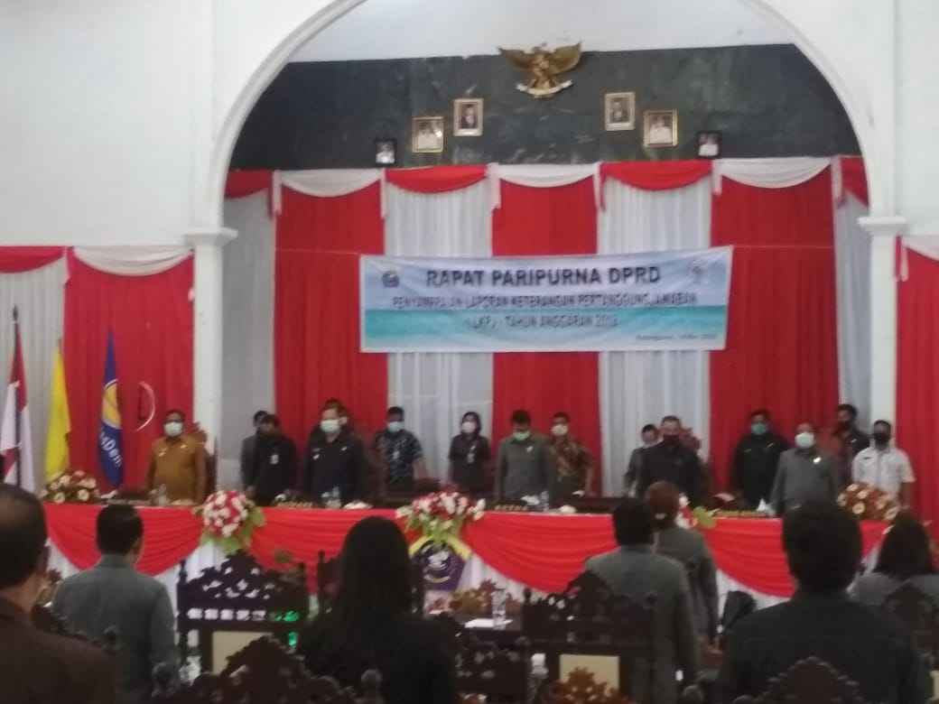Bupati E2L Sampaikan LKPJ Dalam Rapat Paripurna